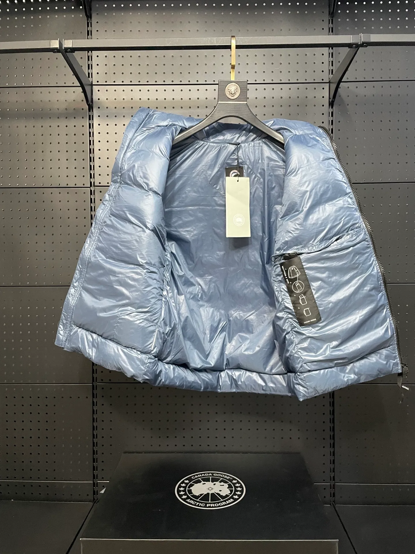 P560 Canadian brand CanadaGoose men's and women's CROFTON lightweight down vest 2229M DWR water-repellent treatment WindWall windproof fabric 700 fleece filling original mold opening details one to one production The upper body effect is stunning Exclusively available on the Xiaohongshu purchasing platform The highest version on the market Size: XS S M L XL XXL